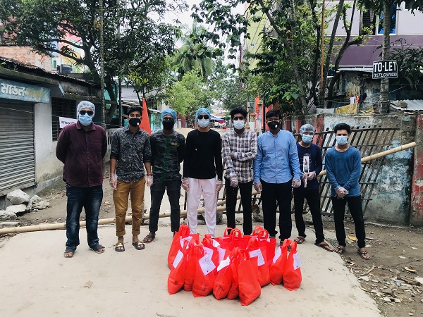 লকডাউনে আটকে পড়া ২৫ পরিবারের পাশে খুলনা ফাউন্ডেশন