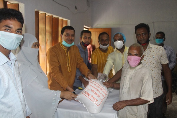 কাউখালীতে দ্বীপ এলাকায় করোনা ও ঘূর্ণিঝড় আম্পানে ক্ষতিগ্রস্ত অসহায় পরিবারের মাঝে খাদ্য সামগ্রী বিতরণ
