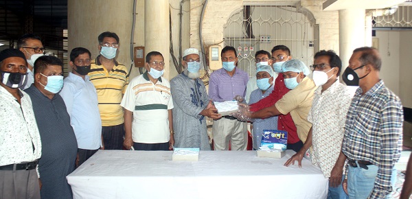 কোভিড-১৯: কেইউজে’র সদস্যদের জন্য রায়াত হোমিও হলের ওষুধ সরবরাহ