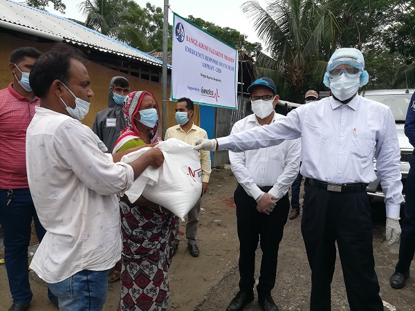 বিধ্বস্ত বাঁধ ও নতুন বাঁধ নির্মাণ কাজ পরিদর্শন করেন খুলনা বিভাগীয় কমিশনার