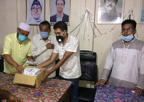 ফুলবাড়ীগেট মৃত্তিকা হোমিও চিকিৎসালয়ের পক্ষ থেকে করোনা ভাইরাস প্রতিরোধে ঔষধ প্রদান