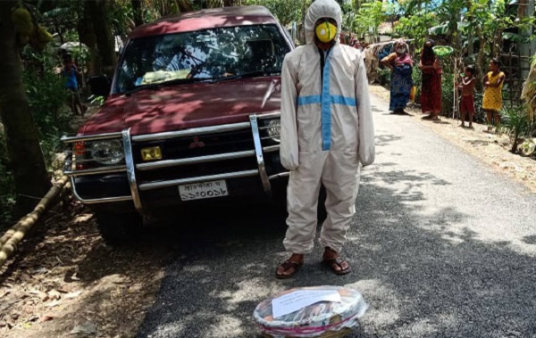 তালায় করোনা আক্রান্ত ব্যক্তির বাড়িতে ফল পাঠালেন প্রশাসন