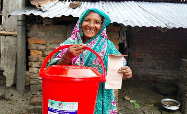 তালায় আম্পানে ক্ষতিগ্রস্তদের মাঝে উত্তরণের ত্রাণ সহায়তা