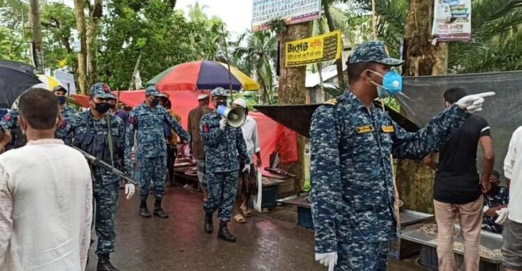 উপকূলীয় অঞ্চলে নৌবাহিনীর টহল ও ত্রাণ সহায়তা প্রদান