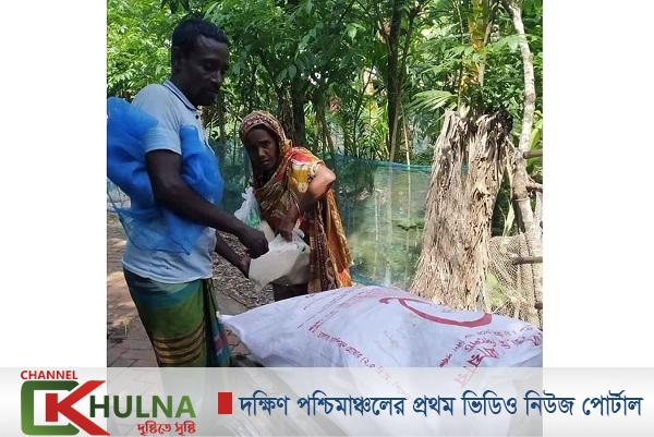 রামপাল প্রেসক্লাবের সাধারণ সম্পাদকের খাদ্য সামগ্রী বিতরণ