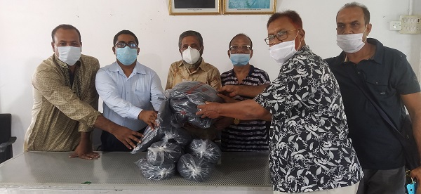 এমপি শেখ হেলাল উদ্দিনের পক্ষ থেকে মোড়েলগঞ্জে মাস্ক বিতরণ