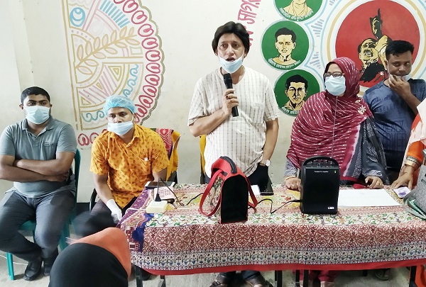 মোড়েলগঞ্জে ৪শতাধিক শিশুদের মাঝে খাদ্যসামগ্রী তুলে দিলেন পৌর মেয়র