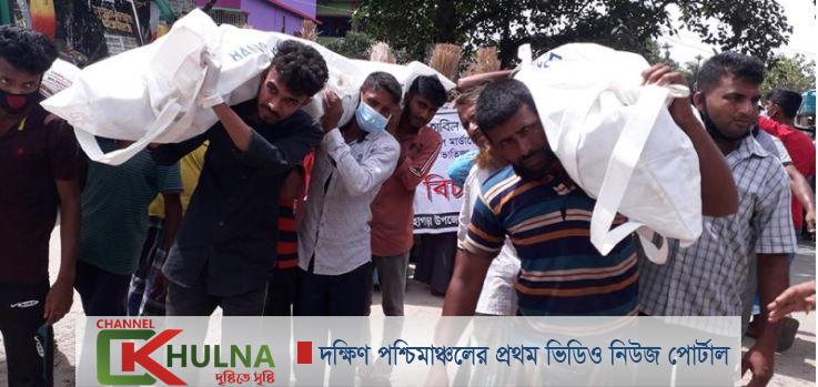 নড়াইলে তিন লাশ নিয়ে স্বজনদের ঝাড়ু মিছিল, খুনিদের গ্রেফতার দাবি