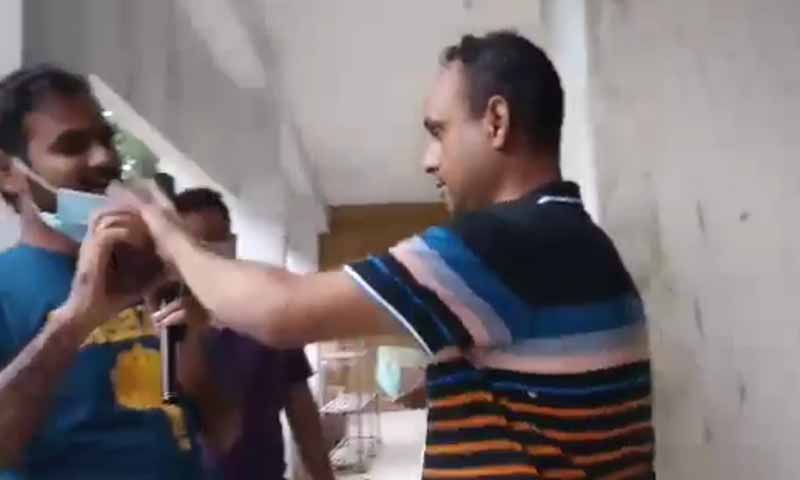 অফিসে মাদক সেবনের দৃশ্য ধারণ, প্রকৌশলীর হা‌তে সাংবা‌দিক‌ লাঞ্ছিত