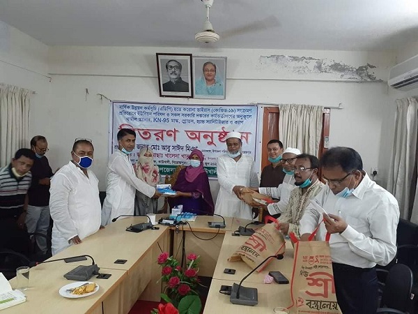 কাউখালীতে ইউনিয়ন পরিষদ ও সরকারি দপ্তরের কর্মকর্তাদের থার্মাল স্ক্যানারসহ বিভিন্ন সামগ্রী বিতরণ