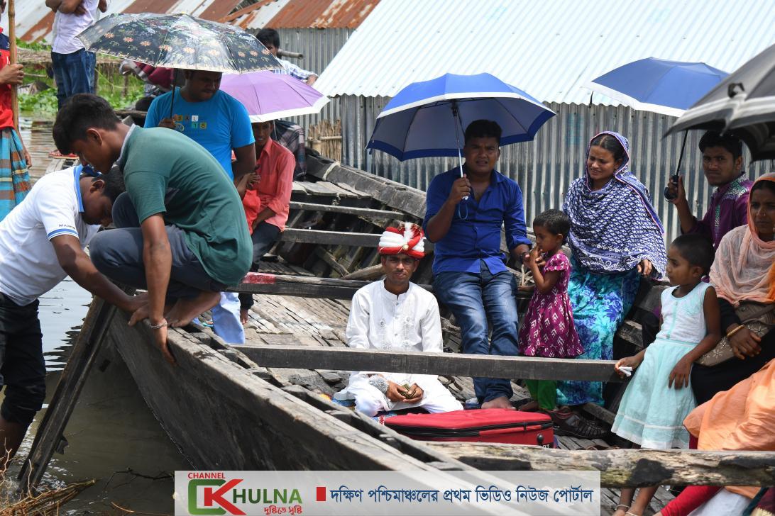 করোনা, বন্যা উপেক্ষা করে ডুবন্ত গ্রামে নৌকায় বিয়ে