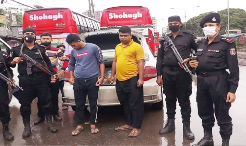 কল্যাণপুরে প্রাইভেটকারে ৩০০ বোতল ফেনসিডিলসহ গ্রেপ্তার ২