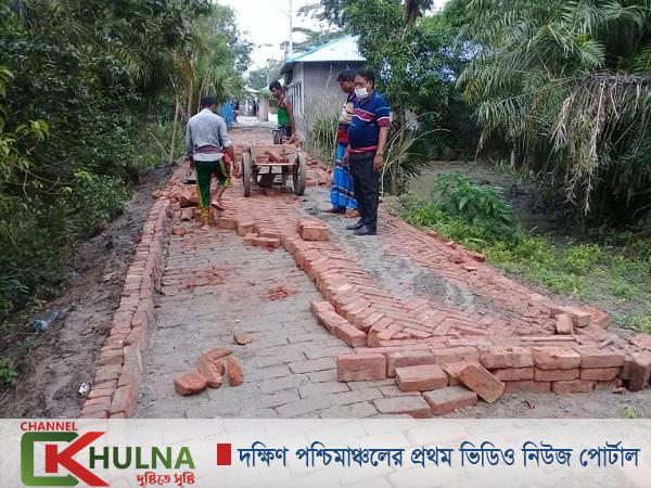 মোড়েলগঞ্জের নিশানবাড়িয়ায় হেরিংবন এর রাস্তার কাজ পরির্দশন