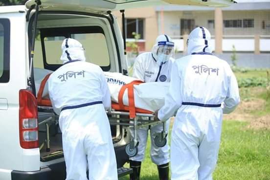 মাগুরায় করোনায় মৃত ব্যাক্তির দাফনে এগিয়ে এলো মান‌বিক পু‌লি‌শ