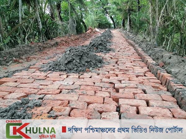 বাগেরহাটের শরণখোলায় সড়ক নির্মাণে নিম্নমানের ইট; ব্যাপক অনিয়মের অভিযোগ