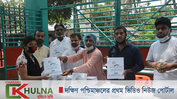 শেখ সুজনের সৌজন্যে কিসিসির ১২নং ওয়ার্ডে শিক্ষার্থীদের মাঝে কলম ও খাতা বিতরণ