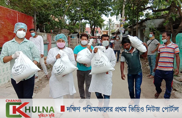 খালিশপুরে করোনা আক্রান্ত ও লকডাউনকৃত পরিবারের পাশে যুবলীগ নেতা পলাশ ও সুজন