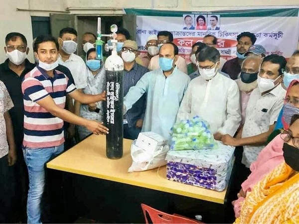 নগরীর বিএনপির কল সেন্টারে করোনা সামগ্রী প্রদান করলেন মরহুম তৈয়েবুর রহমানের সহধর্মিনী