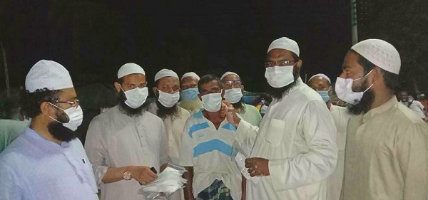 খুলনায় পশুর হাটে ইসলামী আন্দোলনের মাস্ক বিতরণ