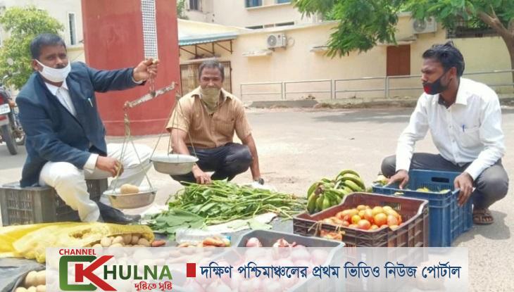 আদালতের সামনে সবজি বিক্রি করছেন আইনজীবী!