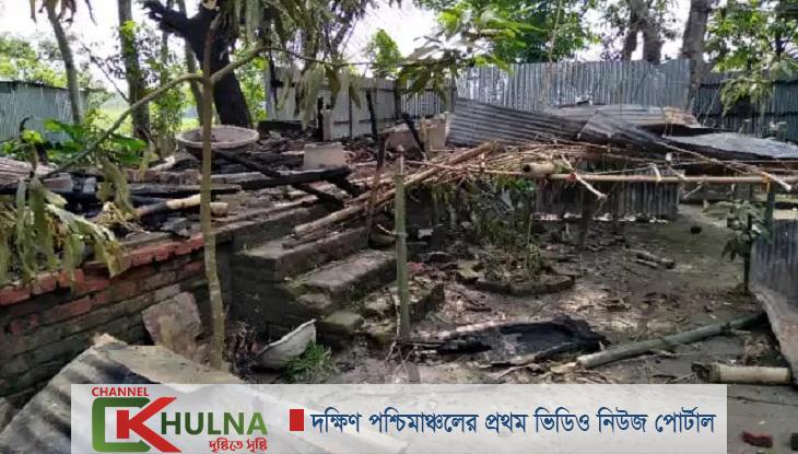 খোকসায় মুক্তিযোদ্ধার ঘর পুড়িয়ে দিলো দুর্বৃত্তরা