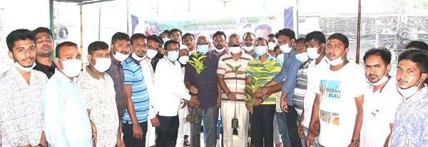 সংসদ সদস্য শেখ জুয়েলের প্রদানকৃত বিভিন্ন গাছের চারা মহানগর ছাত্রলীগ ও যুবলীগের কাছে হস্তান্তর