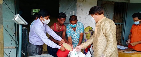মোড়েলগঞ্জে পৌরসভায় ঈদের চাল বিতরণ চলছে