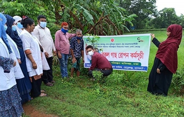 মোড়েলগঞ্জে পরিবার পরিকল্পনা বিভাগের মুজিব বর্ষ উপলক্ষে বৃক্ষ রোপন