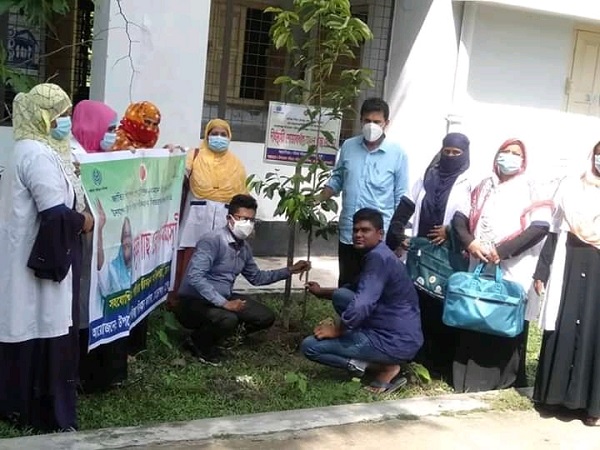 মোড়েলগঞ্জে পরিবার পরিকল্পনার উদ্যোগে  ১৬ ইউনিয়নে বকুল গাছ রোপন