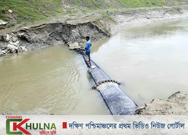 ফকিরহাটের ভৈরবে একটি পাইপের কারনে কমতে পারে নদীর নাব্যতা