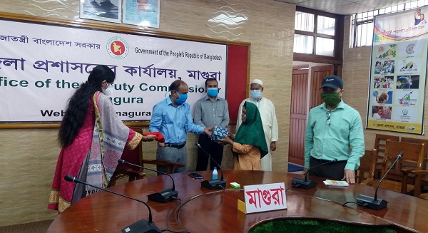 মাগুরায় অটিস্টিক ছাত্র-ছাত্রীদের মাঝে পুরস্কার বিতরণ