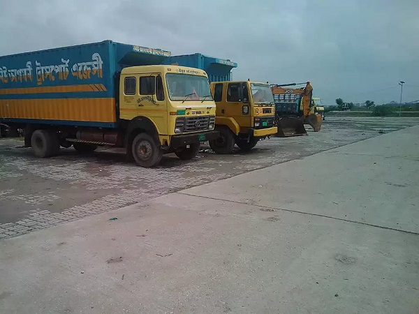 মোংলা বন্দরে পৌর ট্রাক টার্মিনাল বন্ধ করে দেয়ায় রাস্তার দু’পাশে শত শত ট্রাকের জট