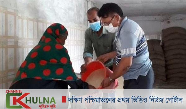 মোড়েলগঞ্জের নিশানবাড়িয়ায় ইউনিয়নে ৫শ’ পরিবারের মাঝে চাল বিতরণ