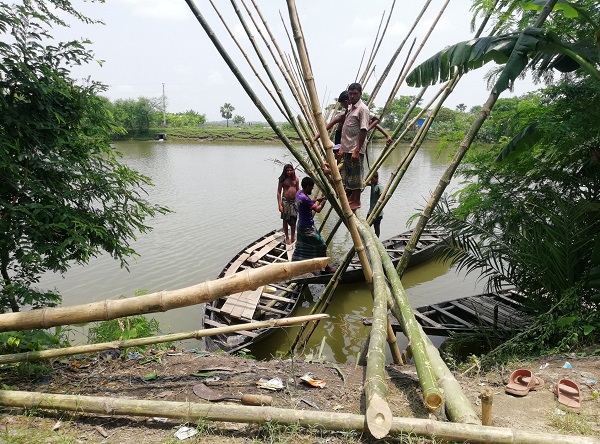 স্কুলগামী ছাত্রছাত্রীদের পারাপারের সুবিধার্থে কয়রায় বাঁশের সাাঁকো নির্মাণ