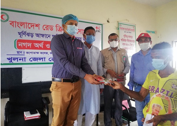 কয়রায়  রেড ক্রিসেন্ট সোসাইটির নগত অর্থ ও সবজি বীজ বিতরণ