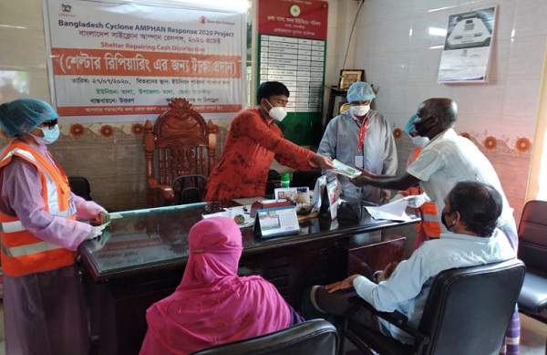 তালায় আম্ফানে ক্ষতিগ্রস্তদের মাঝে উত্তরণের নগদ অর্থ প্রদান
