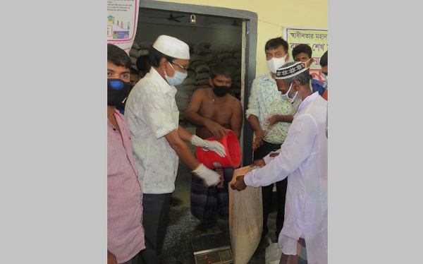 “প্রধানমন্ত্রী শেখ হাসিনা আছে বলে গরিবেরা চাল পাই”