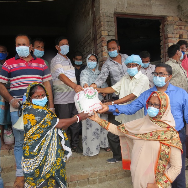 মোড়েলগঞ্জের জিউধরায় উপজেলা পরিষদের খাদ্যসহায়তা বিতরণ