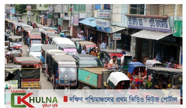 নগরীর কেডিএ এভিনিউ সড়কের ড্রেন নির্মাণ কাজের ধীরগতিতে  দুর্ভোগে সাধারন মানুষ