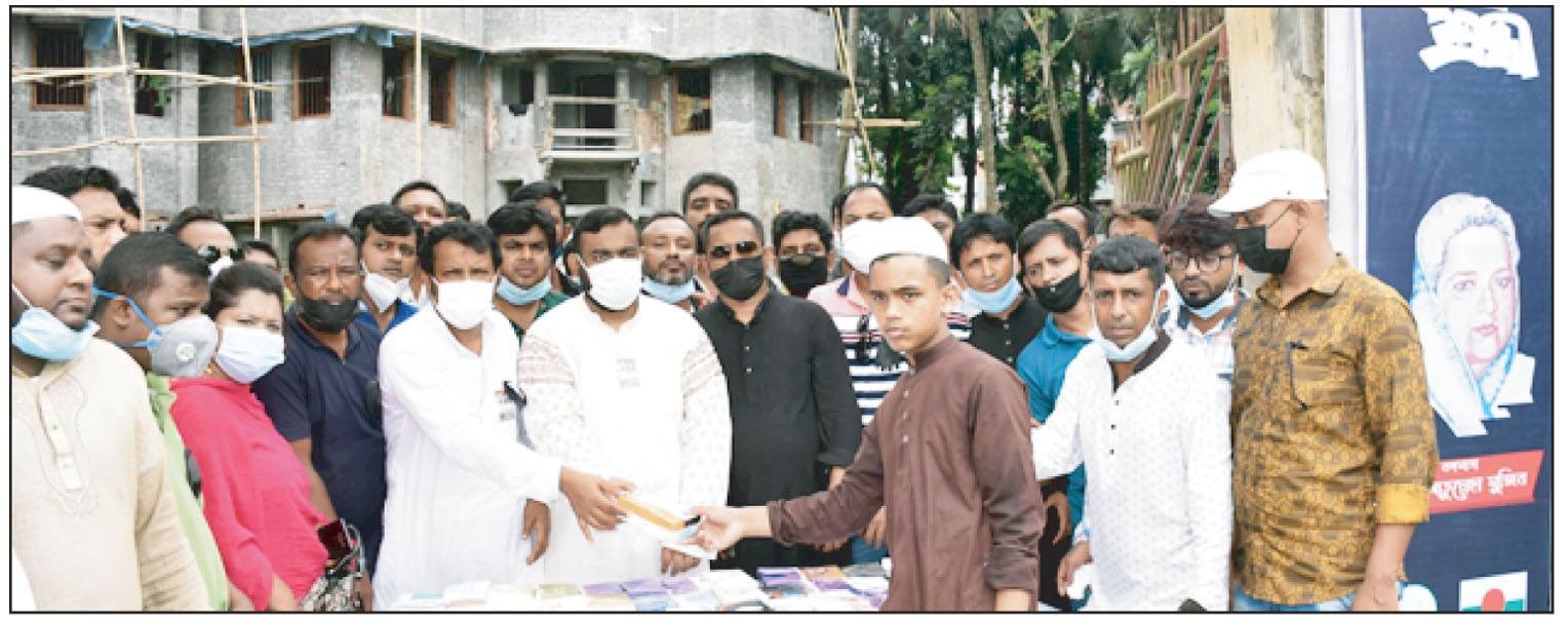 খুলনায় জাতীয় শোক দিবস উপলক্ষে তিন থানার এতিমখানায় যুবলীগের খাদ্য বিতরণ