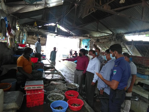 বটিয়াঘাটায় জনসচেতনতা বৃদ্ধির লক্ষে মাক্স না থাকায় ৮ জনকে জরিমানা