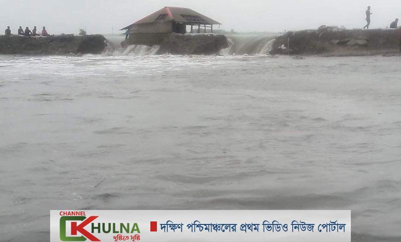 শ্যামনগরে গাবুরার রিং বাঁধ ভেঙে তিন গ্রাম প্লাবিত