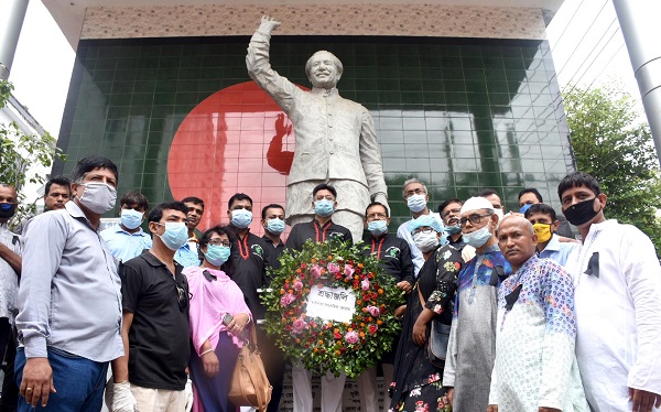 জাতীয় শোক দিবস উপলক্ষে বঙ্গবন্ধুর ভাস্কর্যে স্বাধীনতা সাংবাদিক ফোরামের শ্রদ্ধা নিবেদন