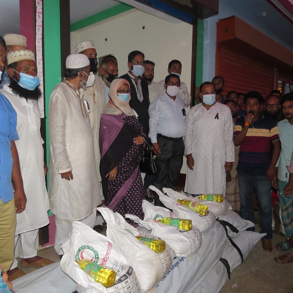 মোড়েলগঞ্জে অগ্নিকান্ডে পুড়ে যাওয়া ক্ষতিগ্রস্তদের মাঝে রেড ক্রিসেন্ট সোসাইটির ত্রাণ বিতরণ