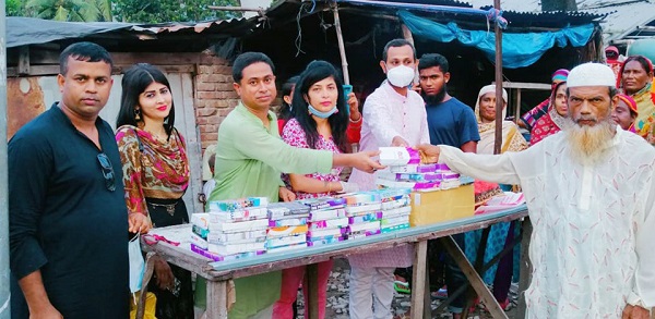 ঈদ উপলক্ষে খুলনা সোসাইটির পক্ষ থেকে খাবার বিতরণ