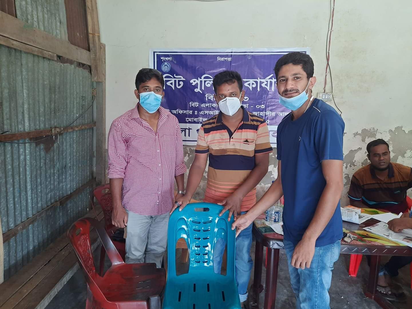 মোংলায় বিট পুলিশিং কার্যালয়ে চেয়ার উপহার দিলেন ইমন