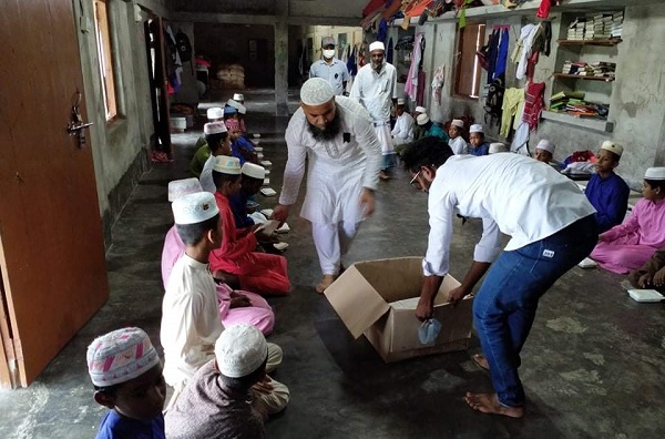 বঙ্গবন্ধুর শাহাদাত বার্ষিকীতে এতিমদের মাঝে আওয়ামী লীগ নেতা শেখ জসিমের খাবার পরিবেশন