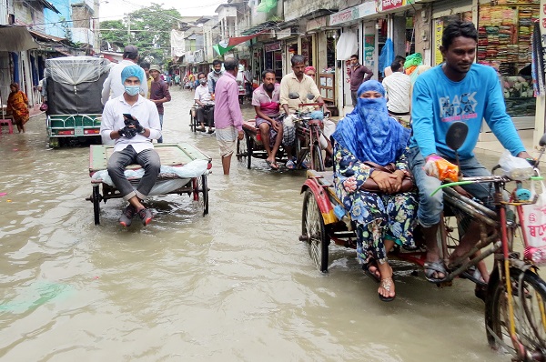 জোয়ারের পানিতে ভাসছে মোরেলগঞ্জ শহর
