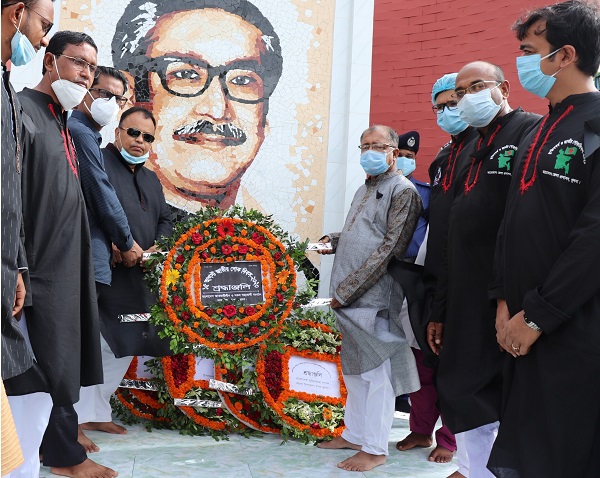 কয়রা উপজেলা প্রশাসনের উদ্যোগে বিভিন্ন কর্মসুচীর মধ্যে দিয়ে জাতীয় শোক দিবস পালন