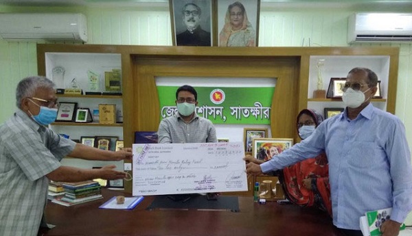 প্রধানমন্ত্রী ত্রাণ তহবিলে তালা মুক্তিযোদ্ধা সংসদের ২লাখ টাকার চেক প্রদান
